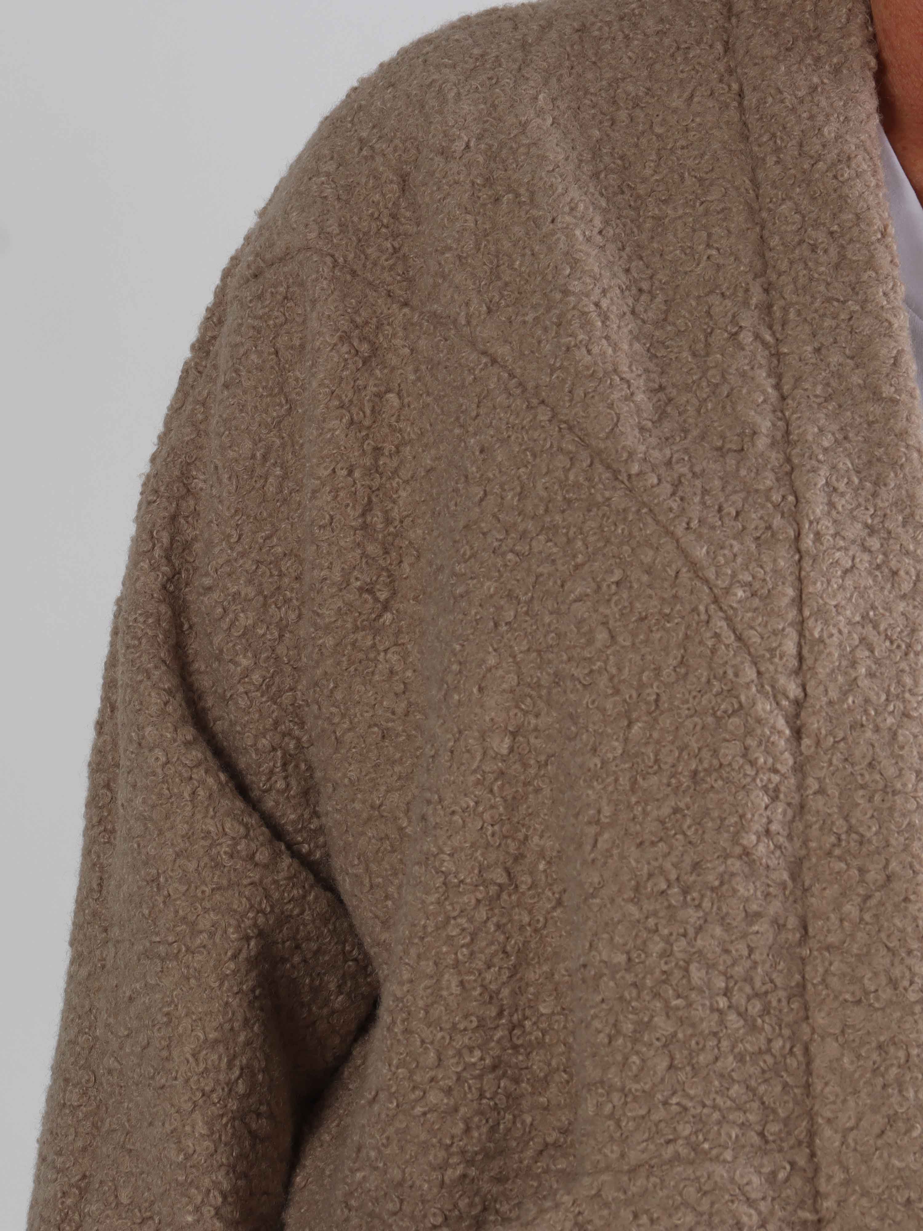 Annah Teddy - Plus size kappa i mjukt teddytyg med synliga sömmar och stora fickor
